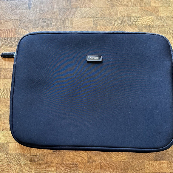 Tumi T-Pass Business Class Zip Top Laptop Sleeve Black Neoprene - Picture 1 of 5